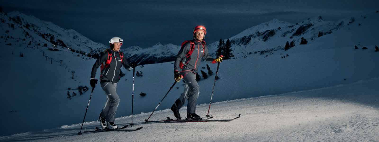 Zwei Tourenskigeher bei Nacht mit Helmlampen_Bildquelle-Amer-Sports
